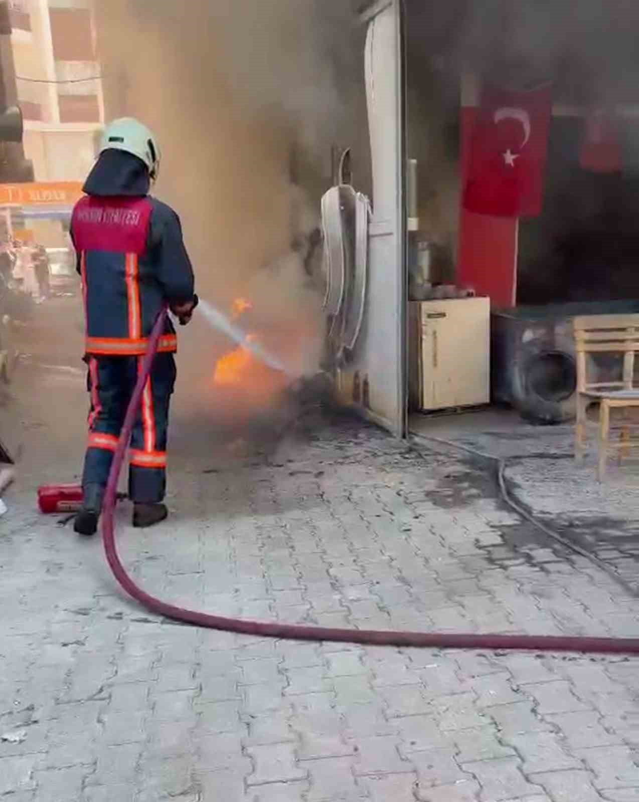 MUT İLÇESİNDE BİR İŞYERİNDE ÇIKAN YANGIN, İTFAİYE EKİPLERİNİN ERKEN MÜDAHALESİ SONUCU...