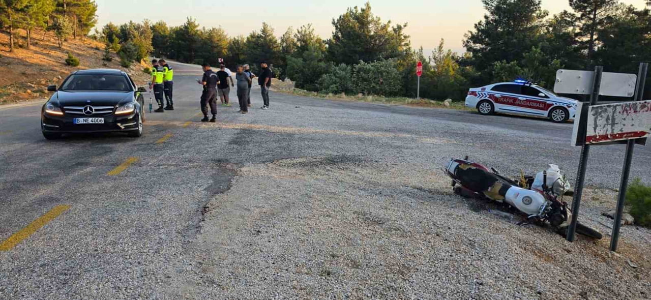MUT İLÇESİNDE YABANCI PLAKALI OTOMOBİL İLE MOTOSİKLET ÇARPIŞMASI SONUCU KAZADA MOTOSİKLET SÜRÜCÜSÜ...