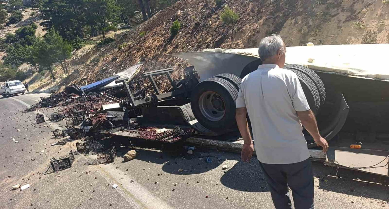 MUT İSTİKAMETİNE SEYİR HALİNDE BULUNAN EMRE BOZDOĞAN (26) YÖNETİMİNDEKİ SEBZE YÜKLÜ KAMYON...