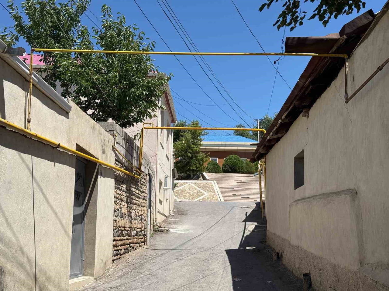 NAHÇIVAN'DA DOĞAL GAZ ŞEBEKESİ, BİRÇOK YERLEŞİM YERİNDE YER ALTINA DEĞİL, YER ÜSTÜNE DÖŞENEN ÇELİK...