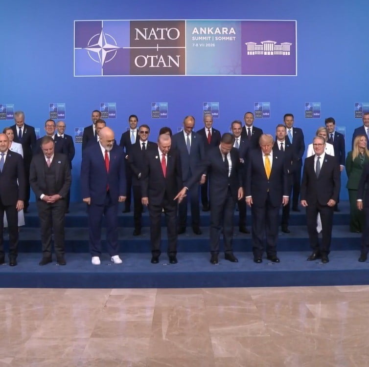 NATO LİDERLER ZİRVESİ KAPSAMINDA GERÇEKLEŞTİRİLEN AİLE FOTOĞRAFI ÇEKİMİ ÖNCESİNDE İLGİNÇ ANLAR...