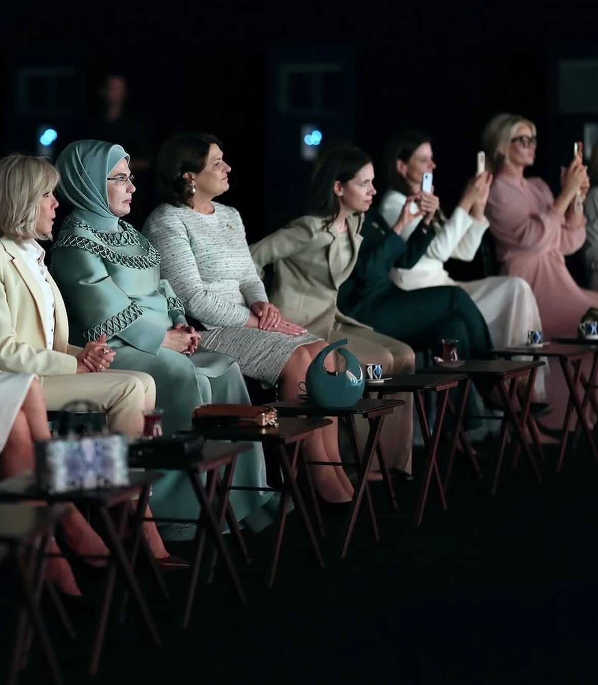 NATO ZİRVESİ KAPSAMINDA EMİNE ERDOĞAN’IN LİDERLERİN EŞLERİ ONURUNA VERDİĞİ AKŞAM YEMEĞİNDE AJDA...