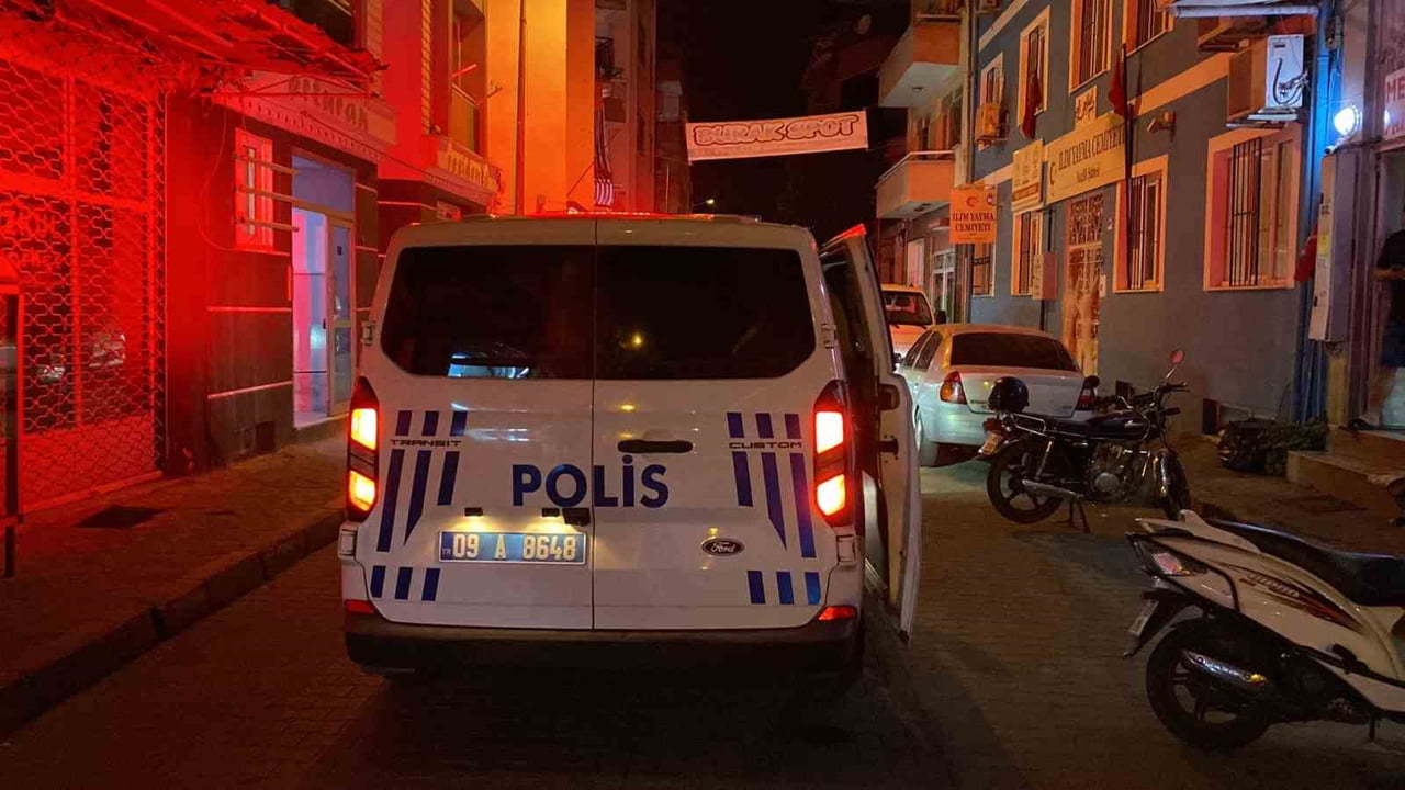 NAZİLLİ'DE AKŞAM SAATLERİNDE YAŞANAN BIÇAKLI KAVGADA YARALANAN BİR GENÇ HASTANEYE KALDIRILDI....