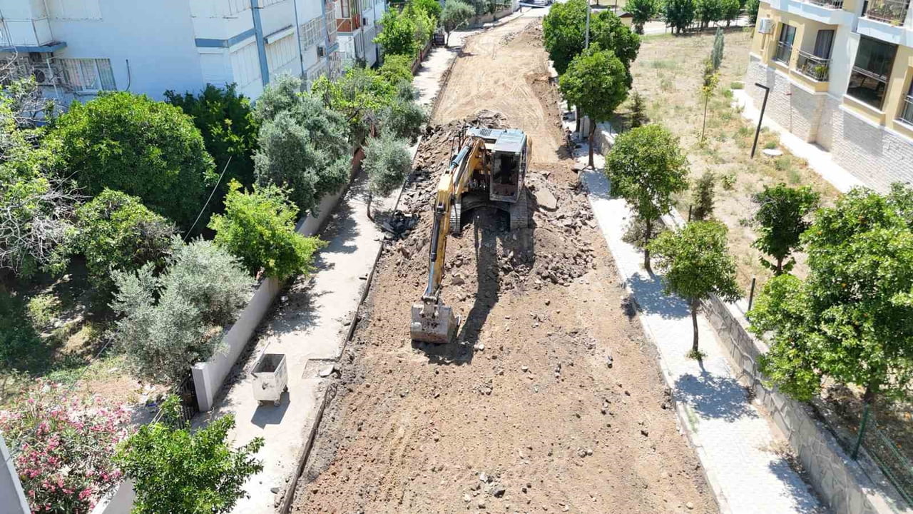 NAZİLLİ BELEDİYESİ, İLÇE GENELİNDE YÜRÜTTÜĞÜ YOL VE ALTYAPI ÇALIŞMALARINI EŞ ZAMANLI SÜRDÜRÜRKEN...