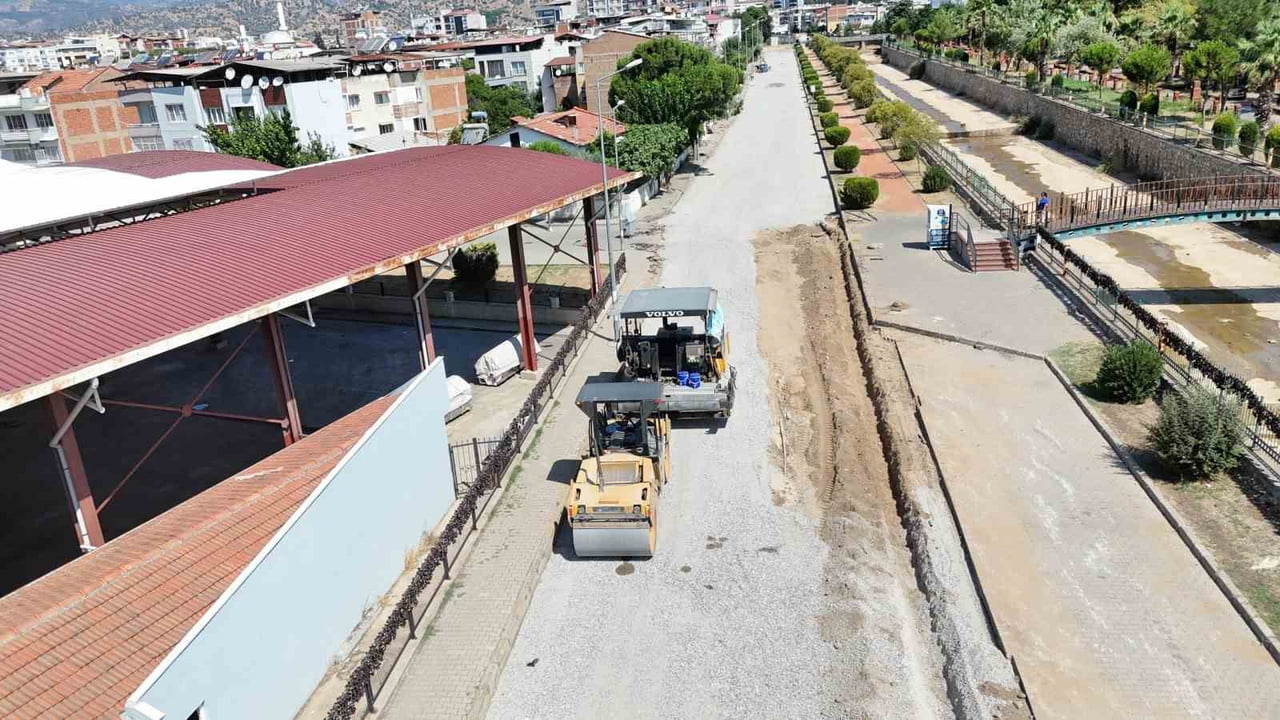 NAZİLLİ BELEDİYESİ, KENT GENELİNDE SÜRDÜRDÜĞÜ ÜSTYAPI YATIRIMLARINA HIZ KESMEDEN DEVAM EDİYOR. FEN...