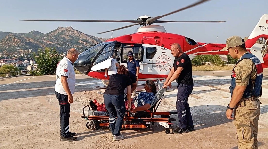 NAZIMİYE İLÇESİNDEKİ DÜZGÜN BABA DAĞI'NDA YÜRÜYÜŞ SIRASINDA AYAĞI KIRILAN KADIN, AMBULANS...