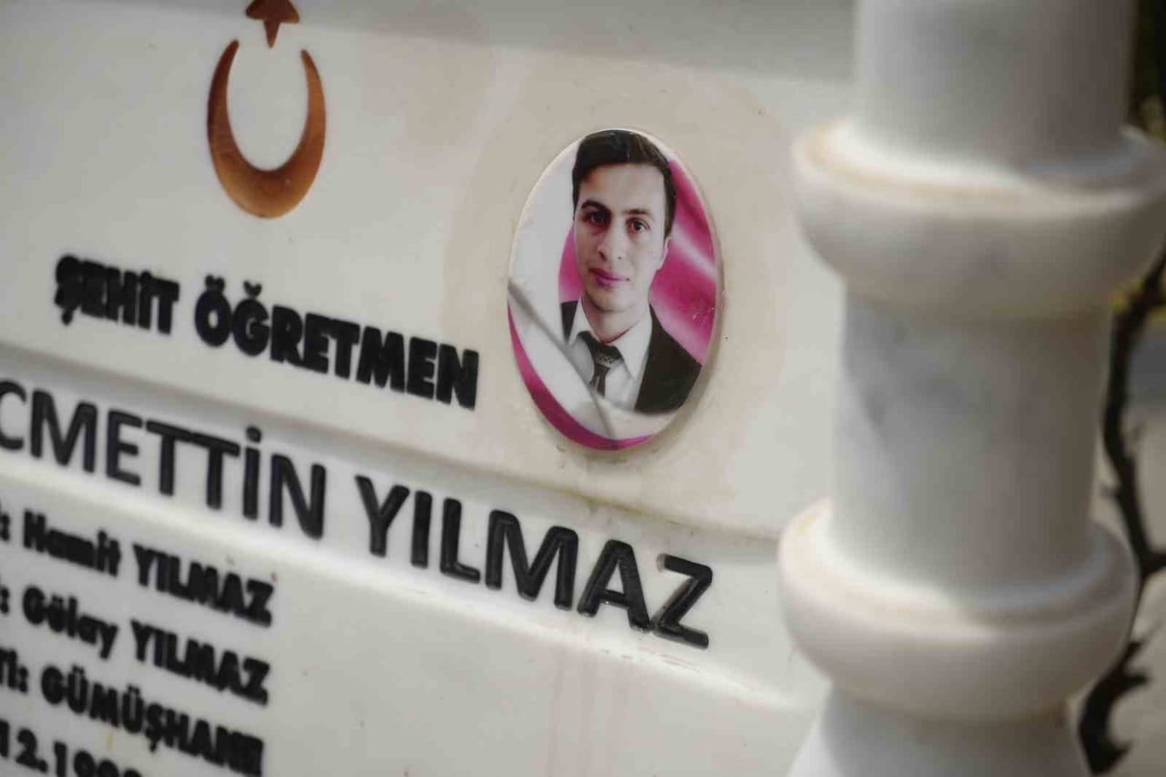 NECMETTİN YILMAZ, ŞEHADETİNİN 9. YILINDA MEMLEKETİ GÜMÜŞHANE'DEKİ KABRİ BAŞINDA DÜZENLENEN...