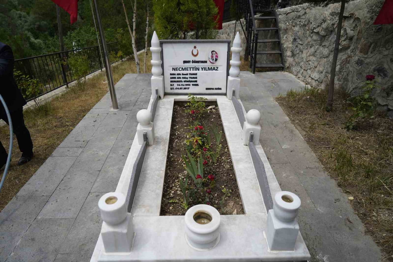 NECMETTİN YILMAZ, ŞEHADETİNİN 9. YILINDA MEMLEKETİ GÜMÜŞHANE'DEKİ KABRİ BAŞINDA DÜZENLENEN...