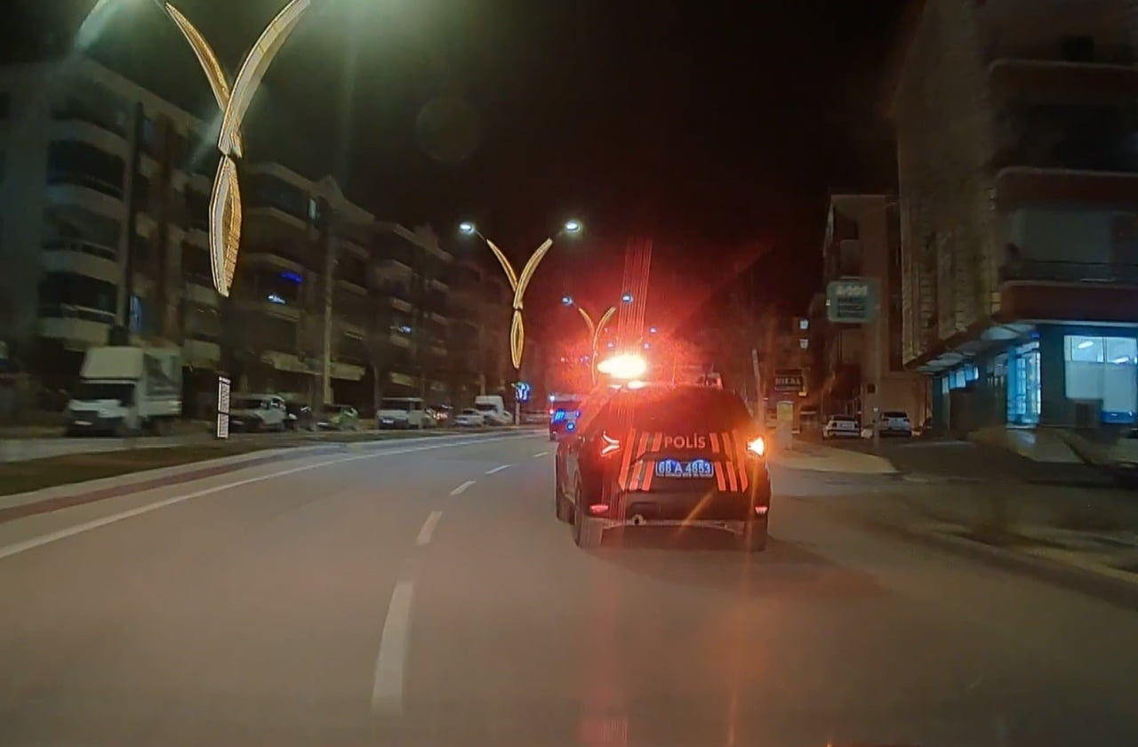 NEFES KESEN KOVALAMACADA ÖNÜ KESİLEREK DURDURULAN ARAÇ SÜRÜCÜSÜ 1.23 PROMİL ALKOLLÜ ÇIKARKEN...