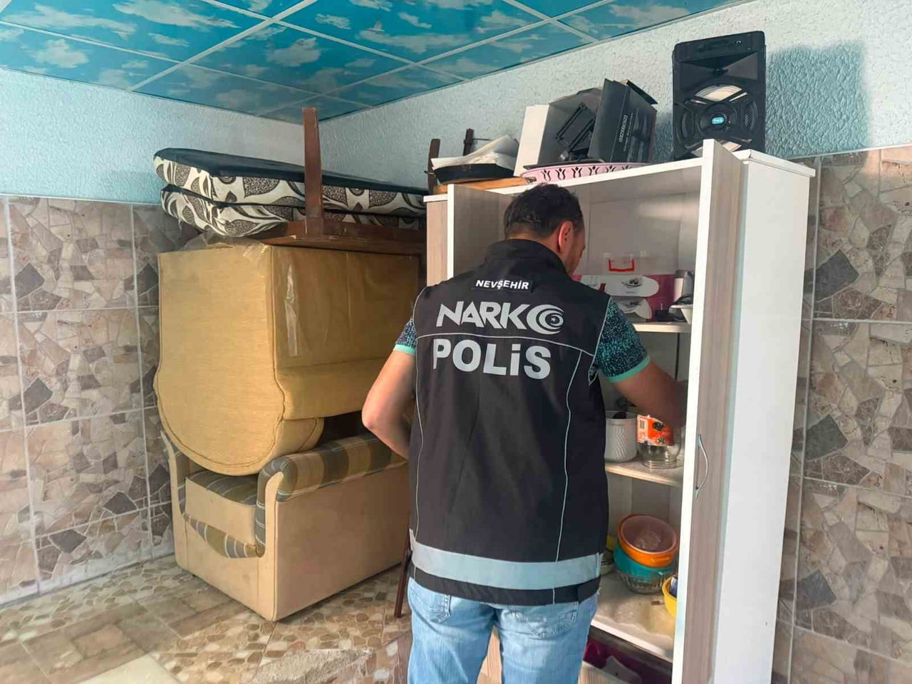 NEVŞEHİR'DE BELİRLENEN ADRESLERE EŞ ZAMANLI NARKOTİK OPERASYONU DÜZENLENDİ