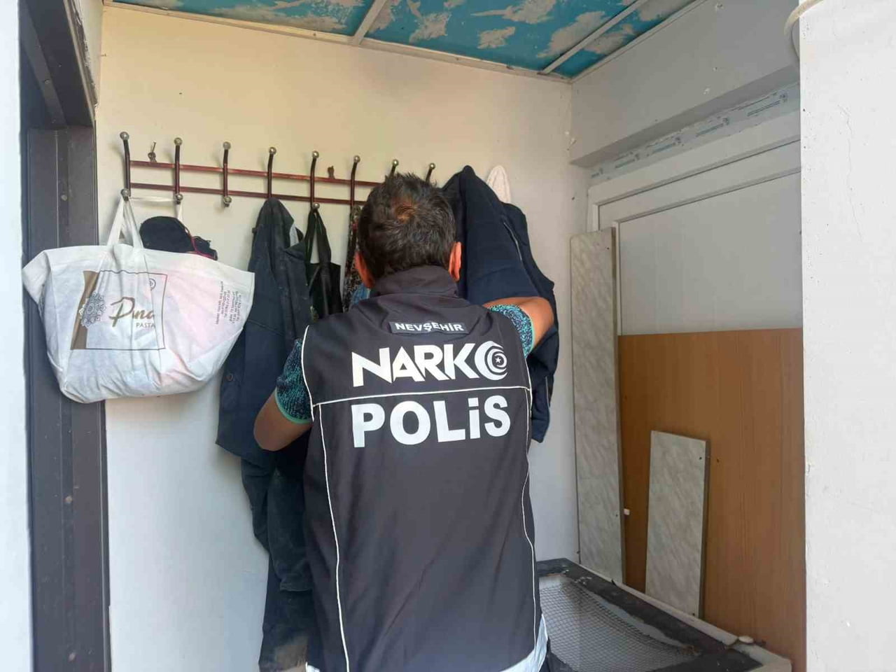 NEVŞEHİR'DE BELİRLENEN ADRESLERE EŞ ZAMANLI NARKOTİK OPERASYONU DÜZENLENDİ