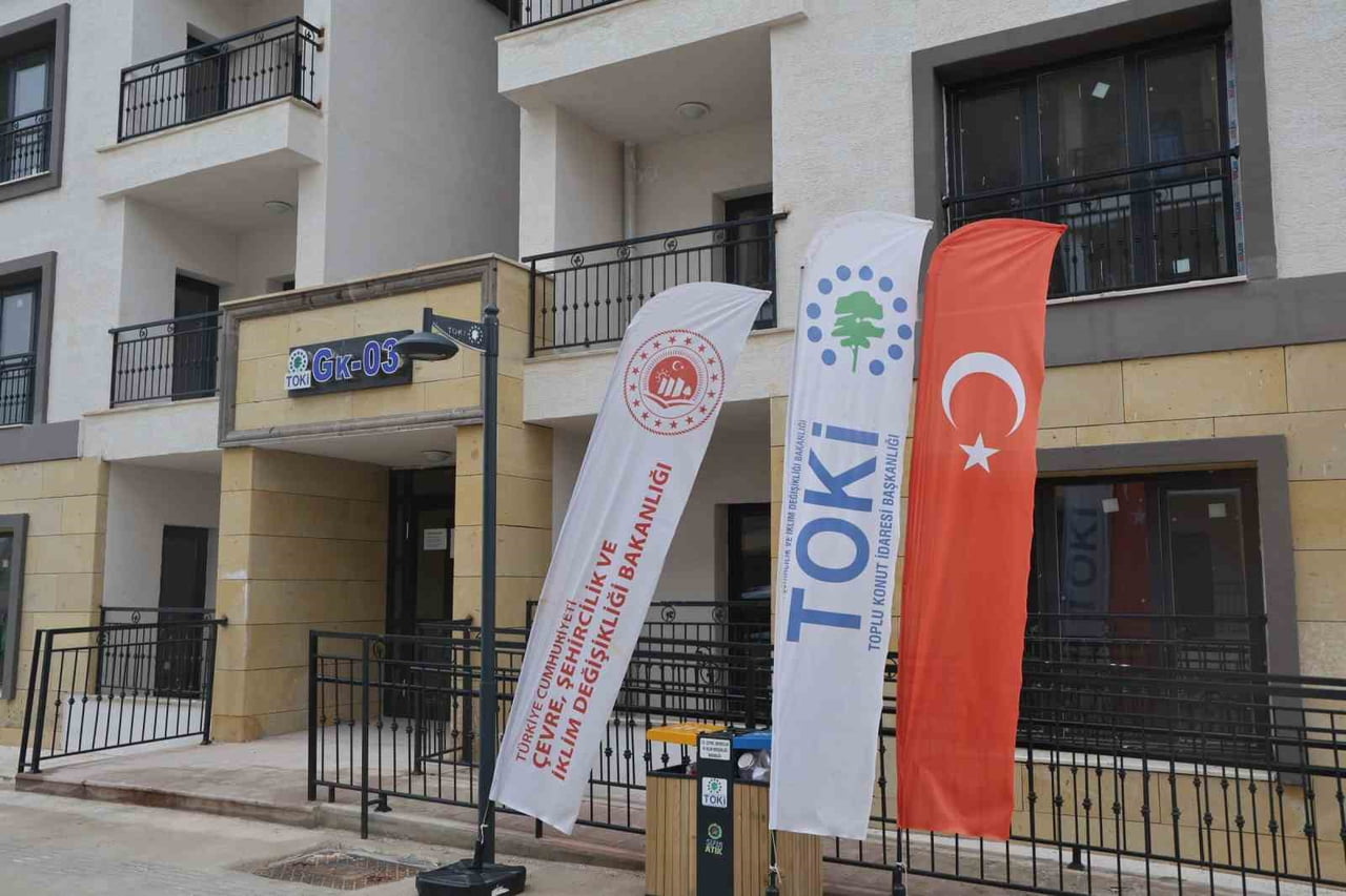 NEVŞEHİR'DE BİR EMLAKÇININ, SATIŞINI ÜSTLENDİĞİ DAİREDE HEM EV SAHİBİNİ HEM DE ALICIYI MAĞDUR...