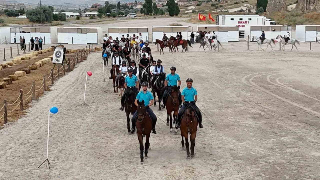 NEVŞEHİR'DE BU YIL İKİNCİSİ DÜZENLENEN KAPADOKYA AT FESTİVALİ, RENKLİ GÖRÜNTÜLER EŞLİĞİNDE...