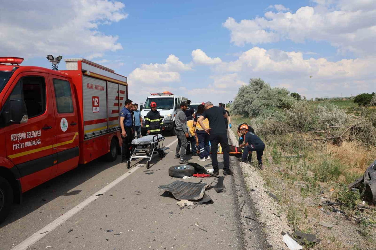 NEVŞEHİR'DE KONTROLDEN ÇIKAN OTOMOBİLİN DÖNEREK KARŞI ŞERİDE GEÇİP BAŞKA BİR OTOMOBİLLE ÇARPIŞTIĞI...