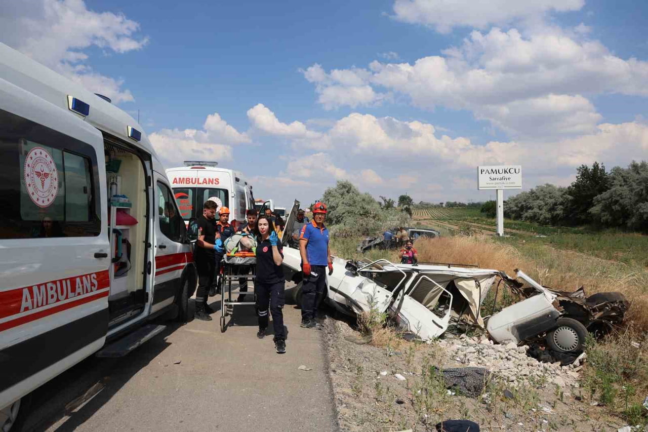NEVŞEHİR'DE KONTROLDEN ÇIKAN OTOMOBİLİN DÖNEREK KARŞI ŞERİDE GEÇİP BAŞKA BİR OTOMOBİLLE ÇARPIŞTIĞI...