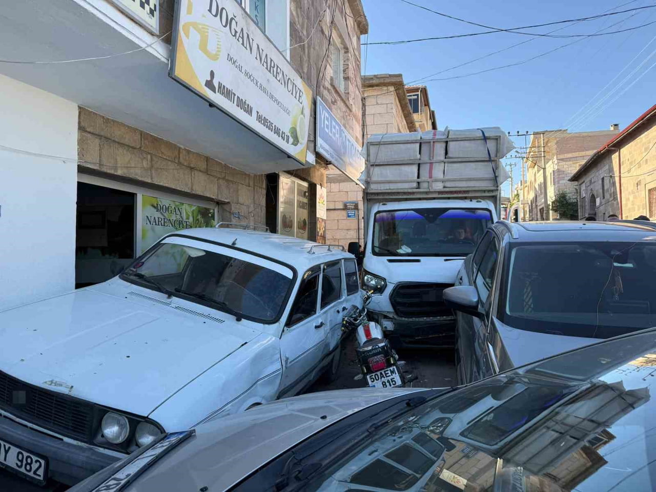 NEVŞEHİR'İN MERKEZ İLÇEYE BAĞLI KAVAK BELDESİNDE FRENİ BOŞALAN SAMAN YÜKLÜ KAMYONET, PARK...