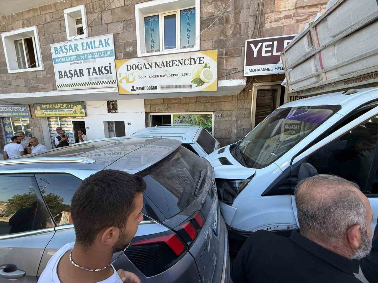 NEVŞEHİR'İN MERKEZ İLÇEYE BAĞLI KAVAK BELDESİNDE FRENİ BOŞALAN SAMAN YÜKLÜ KAMYONET, PARK...