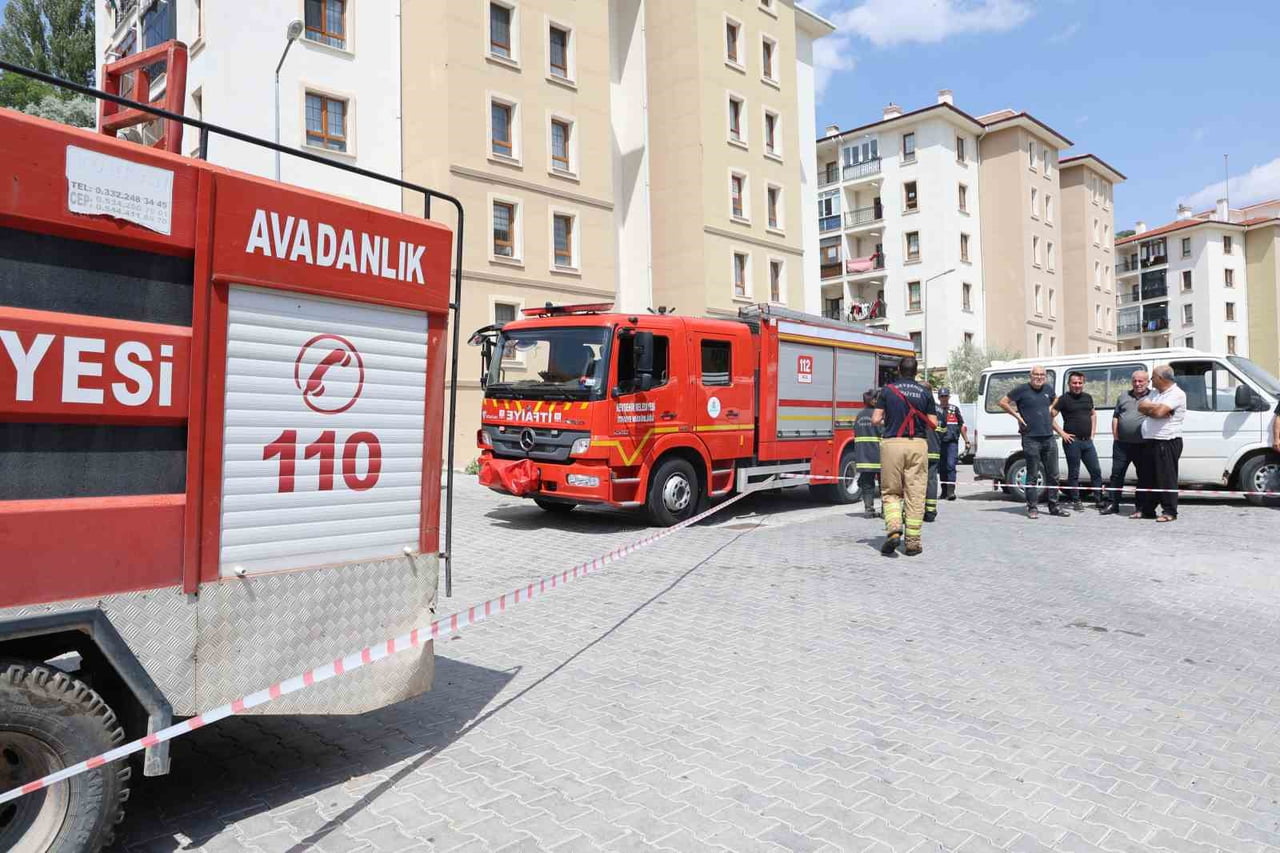 NEVŞEHİR'İN MERKEZE BAĞLI GÖRE BELDESİNDE BİR MARKETTE CAM ÖNÜNDE BULUNAN KAĞIT HAVLULARIN...