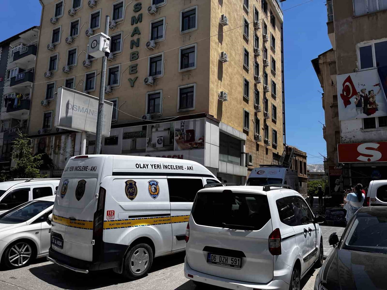 NİĞDE'DE BİR OTELDE KONAKLAYAN 53 YAŞINDAKİ ADAMIN KALDIĞI ODADA CANSIZ BEDENİ BULUNDU.