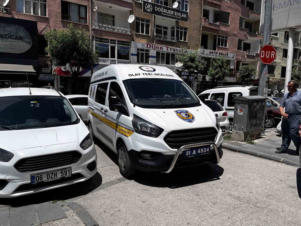 NİĞDE'DE BİR OTELDE KONAKLAYAN 53 YAŞINDAKİ ADAMIN KALDIĞI ODADA CANSIZ BEDENİ BULUNDU. İHBAR...
