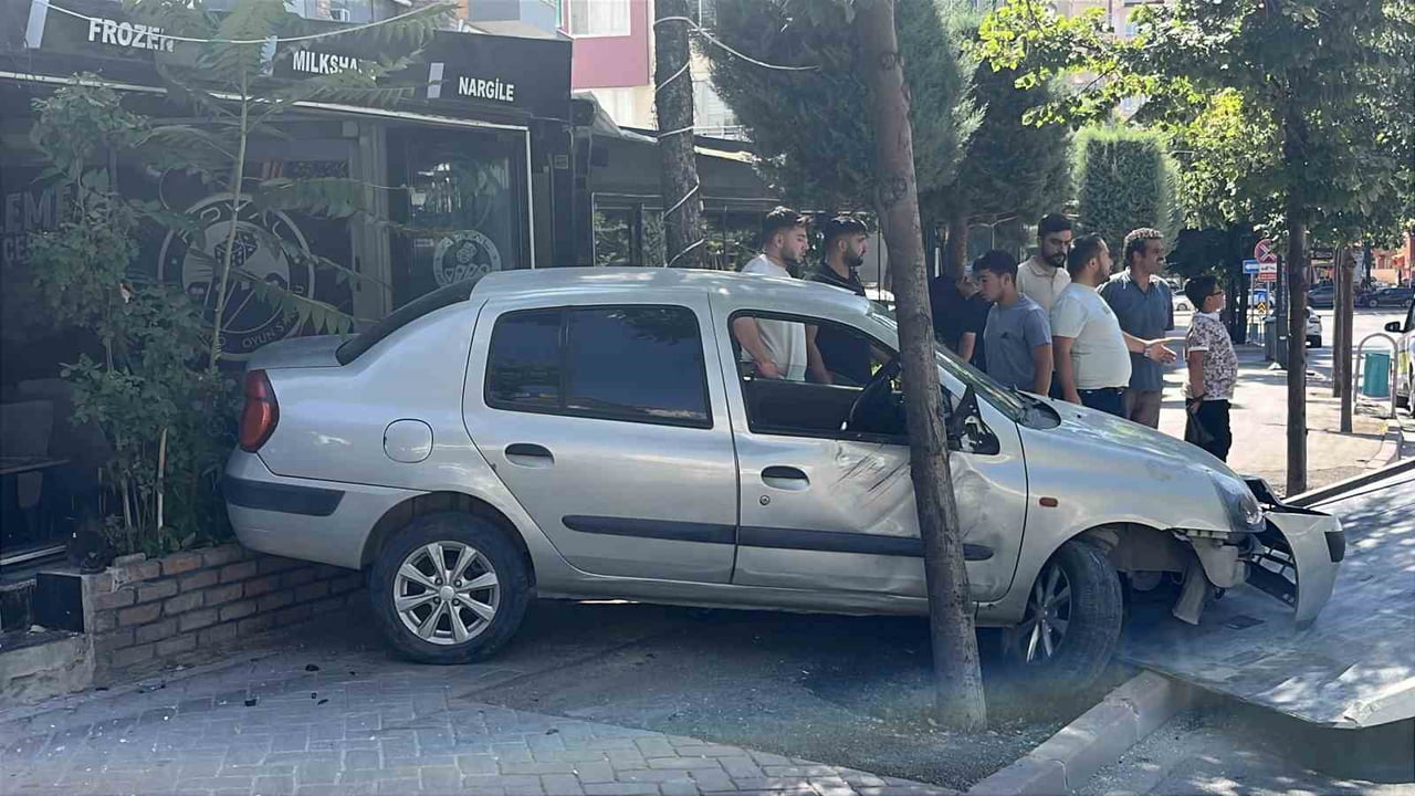NİĞDE'DE KONTROLDEN ÇIKAN OTOMOBİL, VİRAJI ALAMAYARAK BİR İŞ YERİNE DALDI