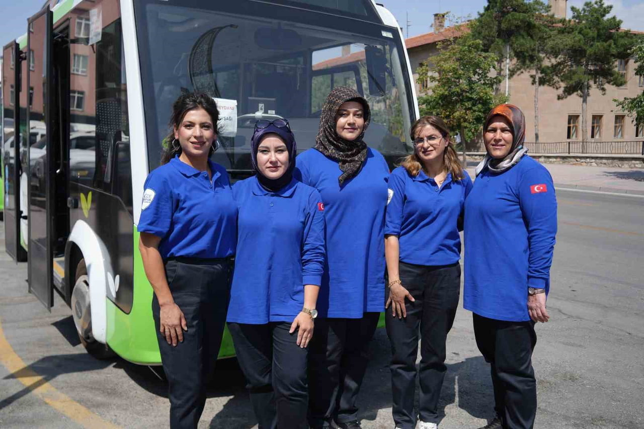 NİĞDE'DE ÜCRETSİZ ELEKTRİKLİ OTOBÜSLERİN KADIN SÜRÜCÜLERİ, BAŞARI HİKAYELERİ VE CESARETLERİYLE...