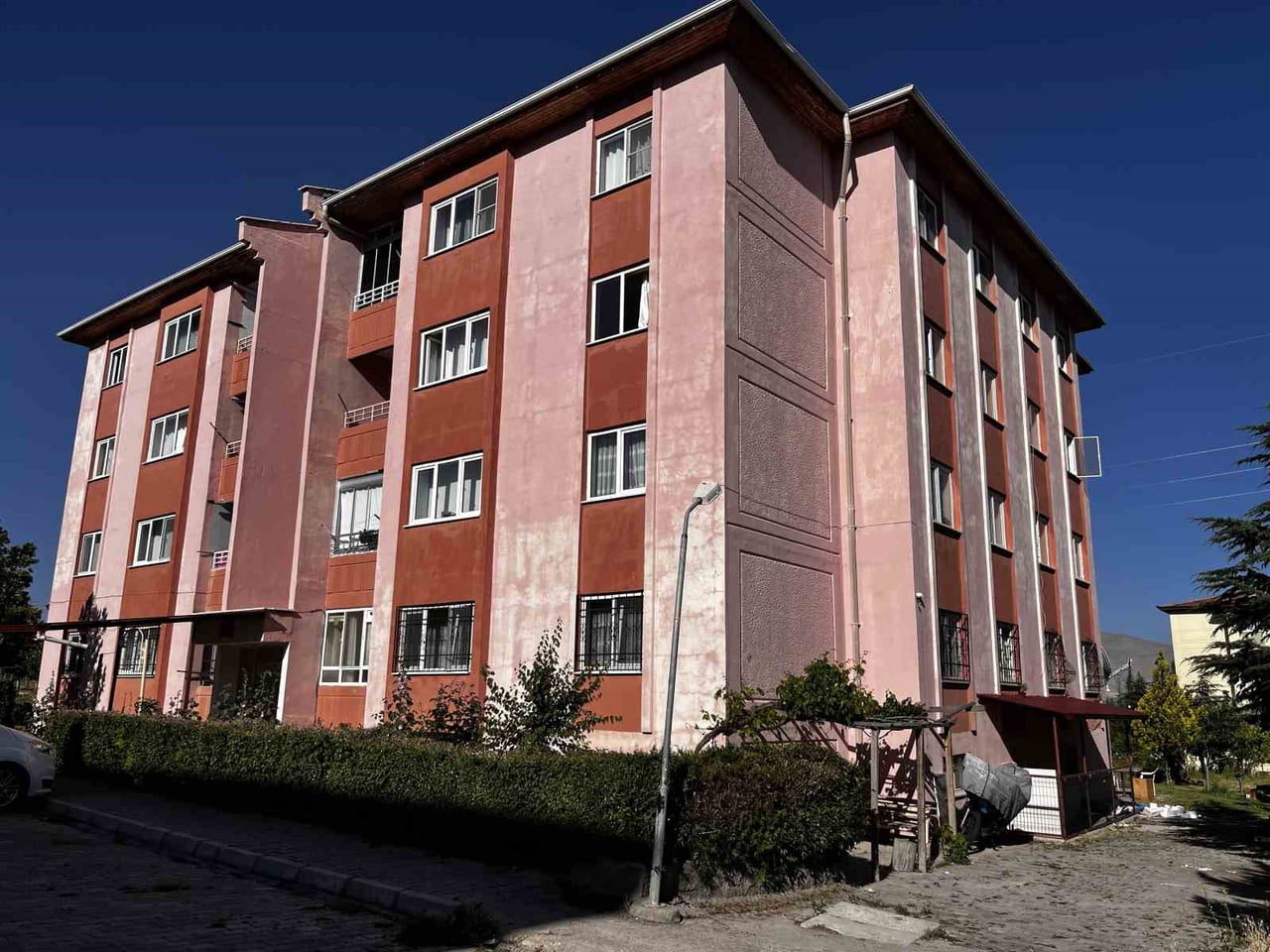 NİĞDE'NİN BOR İLÇESİNDE 3. KATTAN DÜŞEN 2 YAŞINDAKİ ÇOCUK AĞIR YARALANDI.