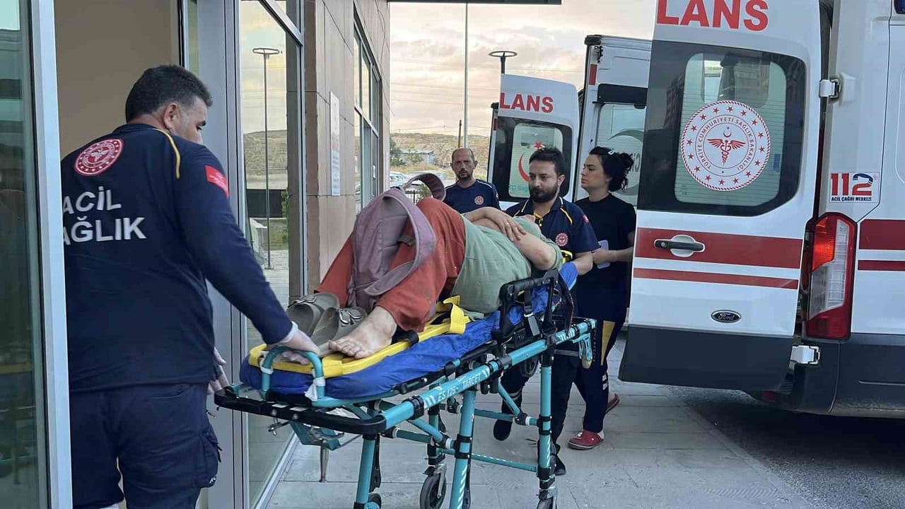NİĞDE'NİN ÇAMARDI İLÇESİNE BAĞLI MİDİBÜSÜN DEVRİLMESİ SONUCU MEYDANA GELEN KAZADA 3 KİŞİ...