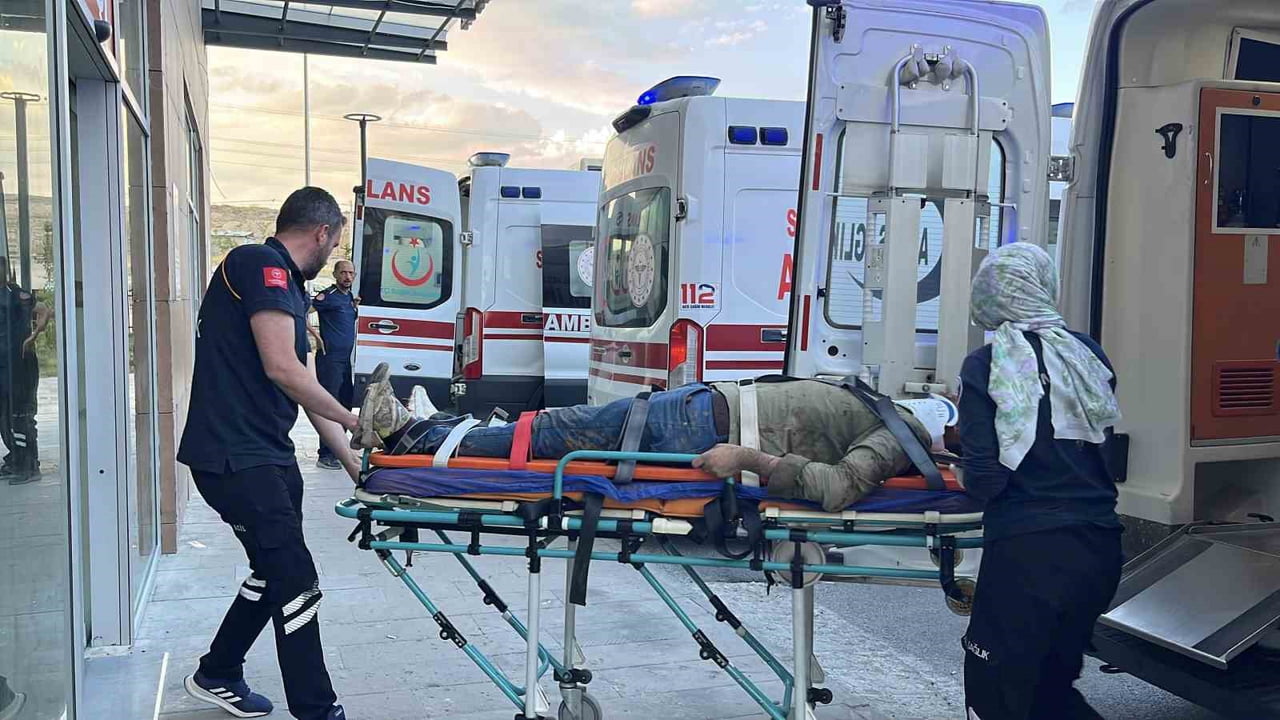 NİĞDE'NİN ÇAMARDI İLÇESİNE BAĞLI MİDİBÜSÜN DEVRİLMESİ SONUCU MEYDANA GELEN KAZADA 3 KİŞİ...