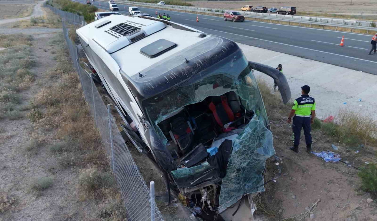 NİĞDE-ANKARA OTOYOLUNDA YOLCU OTOBÜSÜNÜN ŞARAMPOLE DÜŞTÜĞÜ VE 44 KİŞİNİN YARALANDIĞI OTOBÜS...