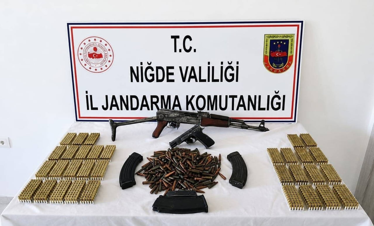NİĞDE’DE BİR EVDE YAPILAN ARAMADA KALEŞNİKOF VE RUHSATSIZ TABANCA ELE GEÇİRİLDİ