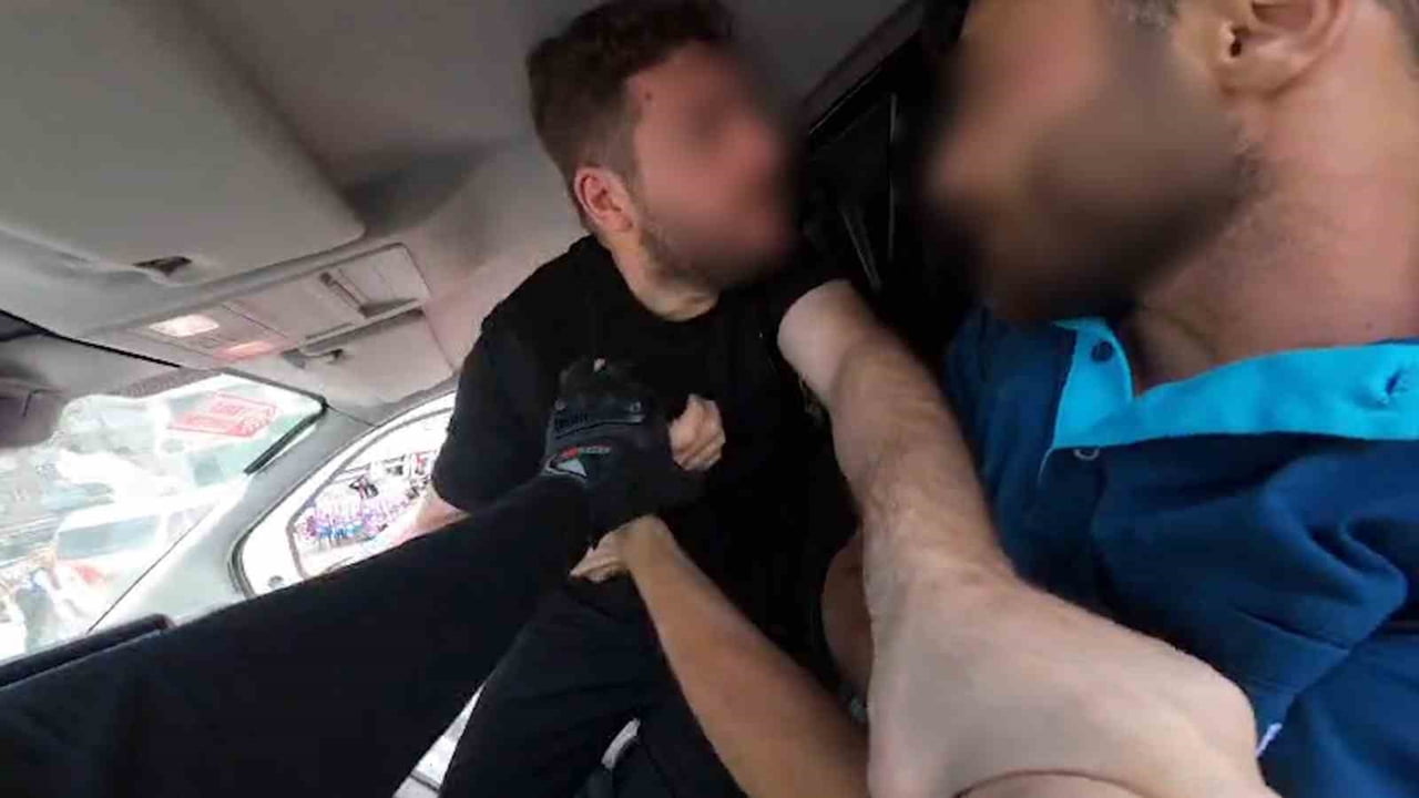 NİĞDE’DE TRAFİKTE YOL VERME MESELESİ NEDENİYLE ÇIKTIĞI ÖNE SÜRÜLEN KAVGA İLGİNÇ GÖRÜNTÜLERE SAHNE...