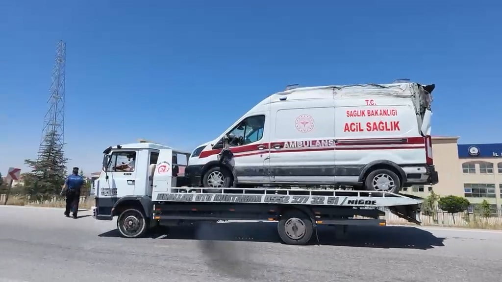 NİĞDE-KAYSERİ KARA YOLUNDA AMBULANS İLE OTOMOBİLİN ÇARPIŞMASI SONUCU 3'Ü SAĞLIK ÇALIŞANI 5 KİŞİ...