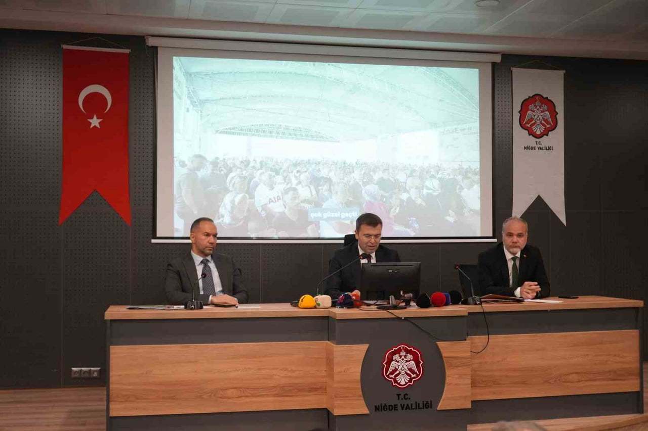 NİĞDE VALİSİ NEDİM AKMEŞE (ORTADAKİ); TANITIM GÜNLERİNİ 72 BİN 266 KİŞİNİN ZİYARET ETTİĞİNİ...