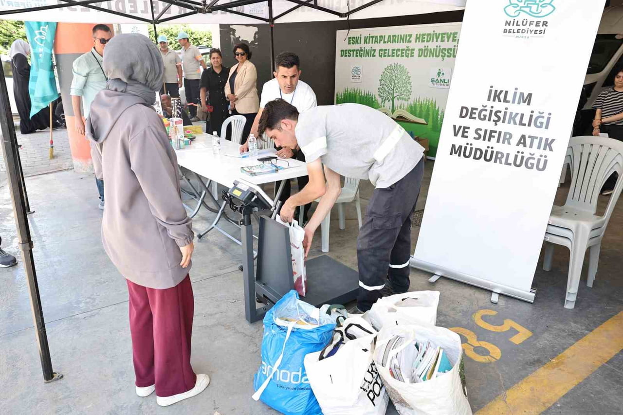 NİLÜFER BELEDİYESİ, OKULLARIN KAPANMASIYLA BİRLİKTE EVLERDE BİRİKEN ATIK KAĞITLARI EKONOMİYE...