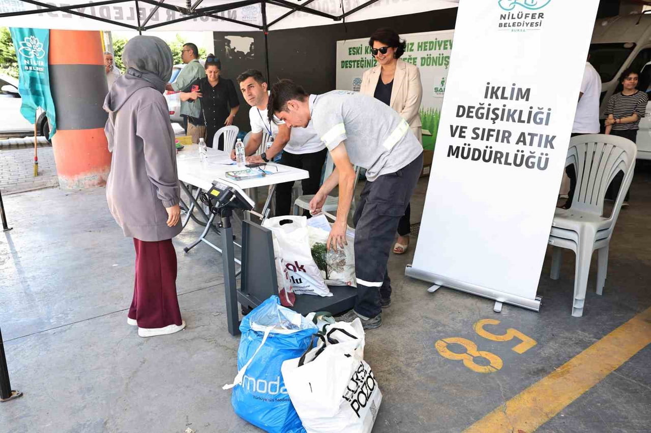NİLÜFER BELEDİYESİ, OKULLARIN KAPANMASIYLA BİRLİKTE EVLERDE BİRİKEN ATIK KAĞITLARI EKONOMİYE...