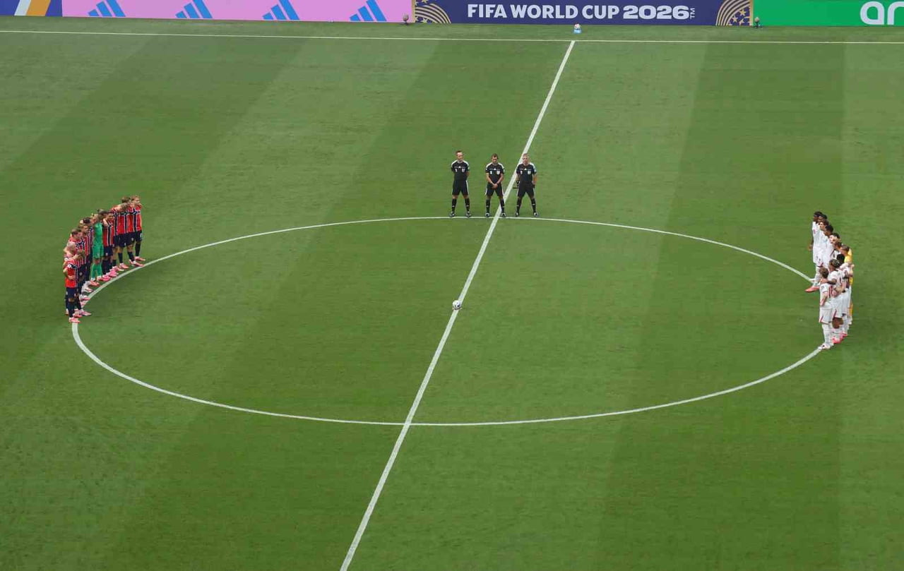 NORVEÇ - İNGİLTERE MAÇI ÖNCESİNDE HAYATINI KAYBEDEN GÜNEY AFRİKALI FUTBOLCU JAYDEN ADAMS İÇİN...