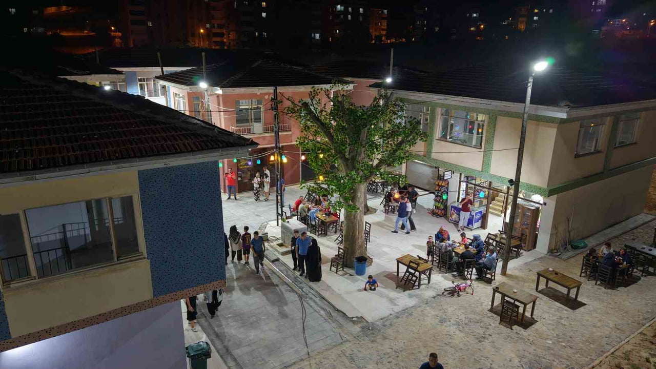 NOSTALJİ RÜZGARI ESTİREN SEKSENLER SOKAĞI'NDA AKŞAM YOĞUNLUĞU YAŞANDI