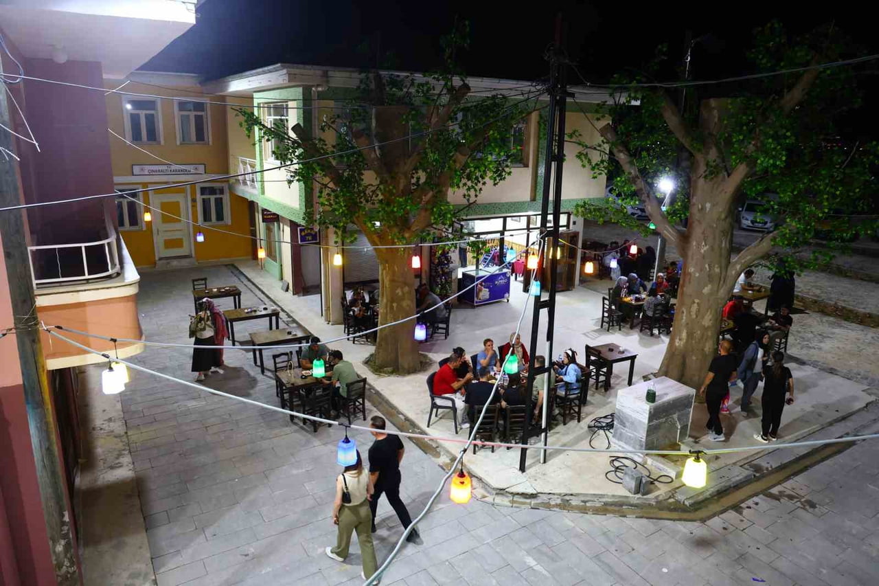 NOSTALJİ RÜZGARI ESTİREN SEKSENLER SOKAĞI'NDA AKŞAM YOĞUNLUĞU YAŞANDI