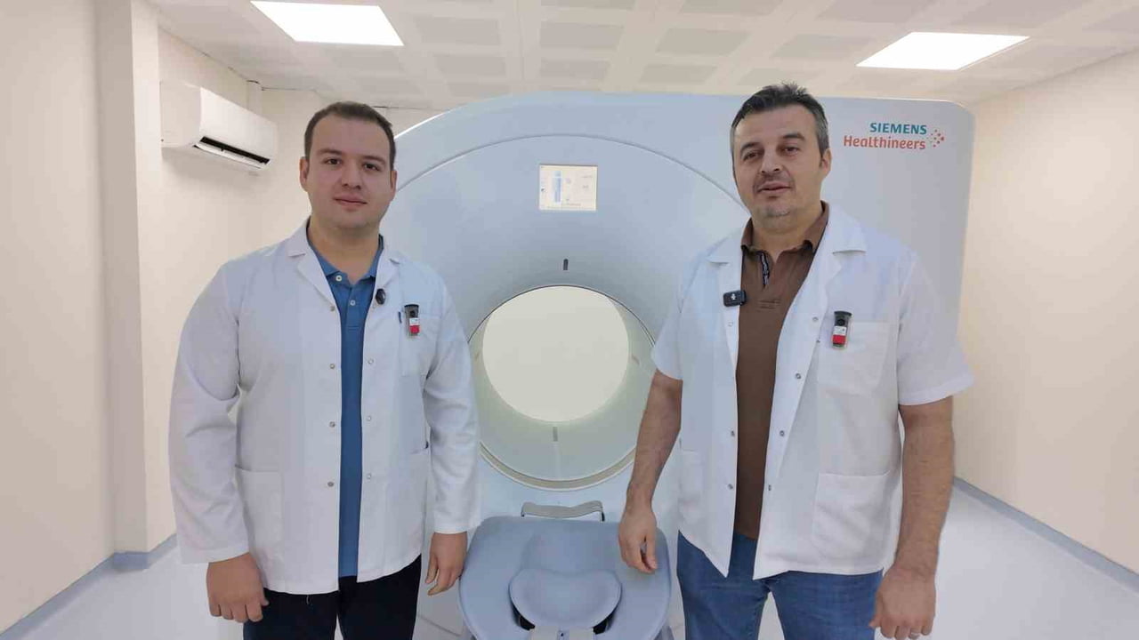 NÜKLEER TIP UZMANI DR. MURAT YILMAZ KIRAN(SOLDA) VE KARA VE DR. AHMET CAN ATEŞ(SAĞDA)