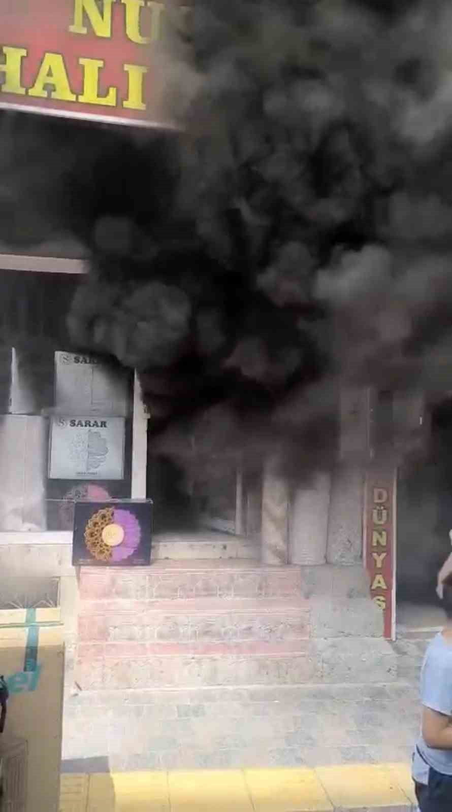 NUSAYBİN İLÇESİNDE BİR HALI MAĞAZASINDA ÇIKAN YANGIN, İTFAİYE EKİPLERİNİN MÜDAHALESİYLE...
