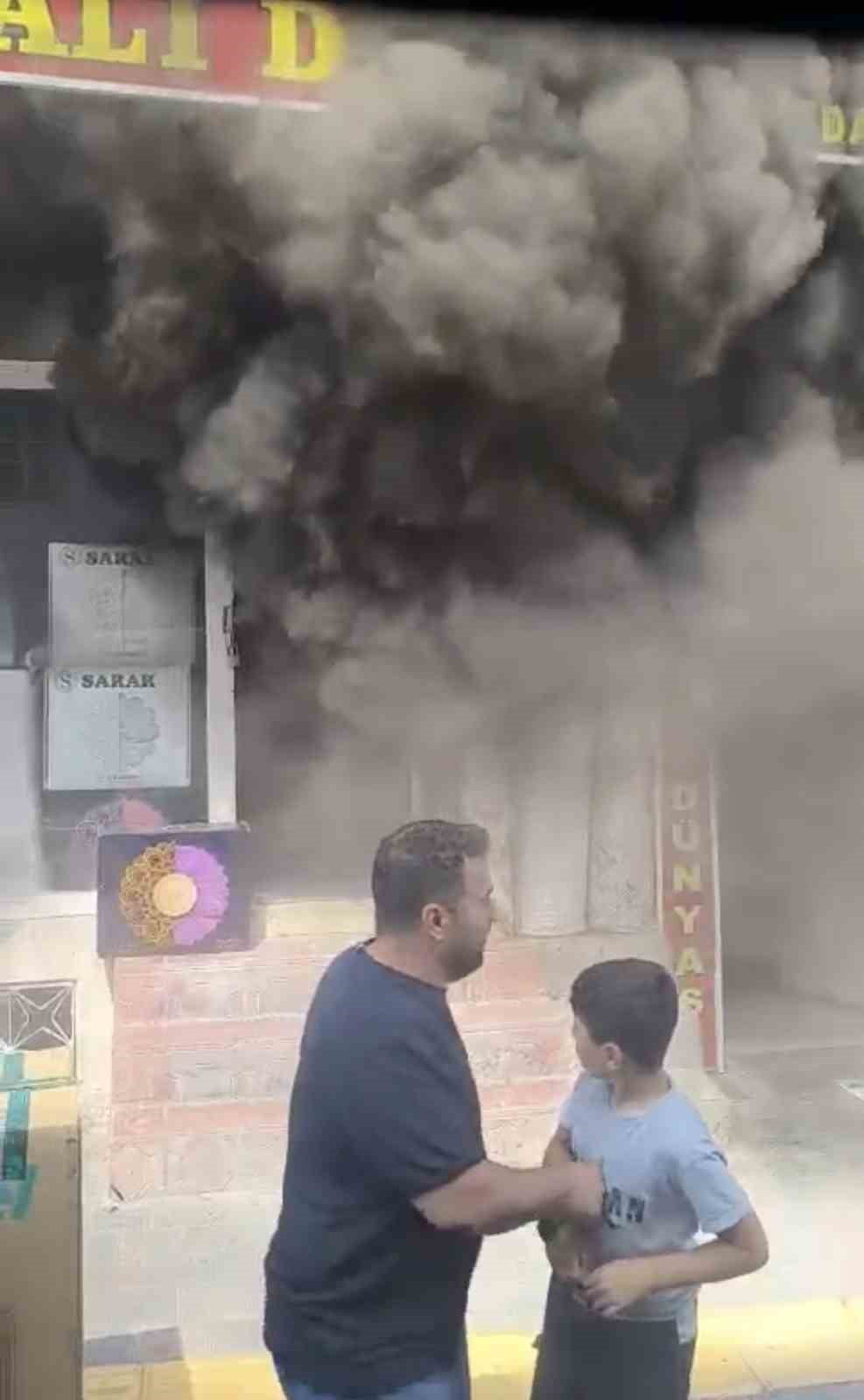 NUSAYBİN İLÇESİNDE BİR HALI MAĞAZASINDA ÇIKAN YANGIN, İTFAİYE EKİPLERİNİN MÜDAHALESİYLE...