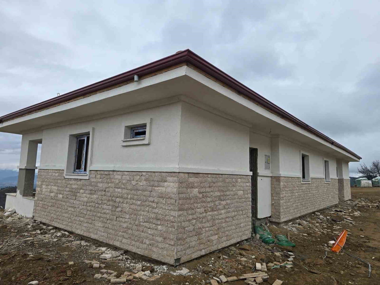 ÖDEMİŞ İLÇESİNDE GEÇEN YIL TEMMUZ AYINDA MEYDANA GELEN ORMAN YANGINLARINDA EVLERİ HASAR GÖREN...