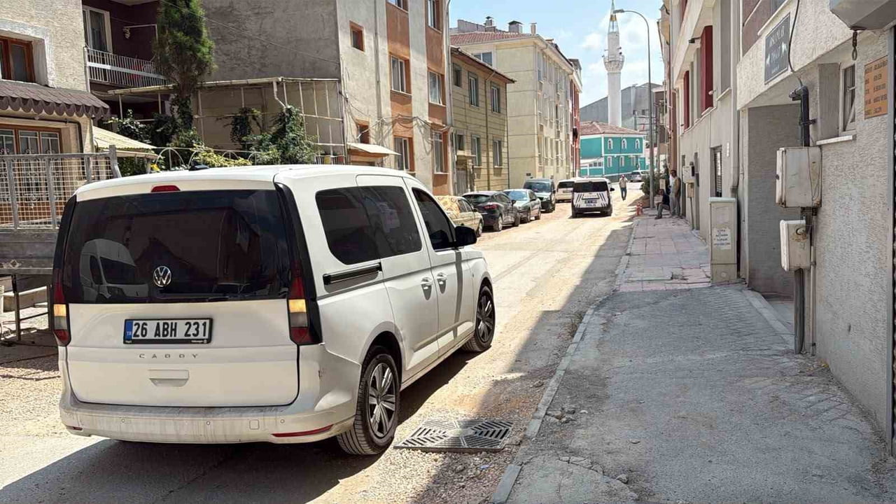 ODUNPAZARI İLÇESİNE BAĞLI GÜLTEPE MAHALLESİ AÇIKALIN SOKAK’TA BULUNAN BİR APARTMANDA KOMŞULAR...