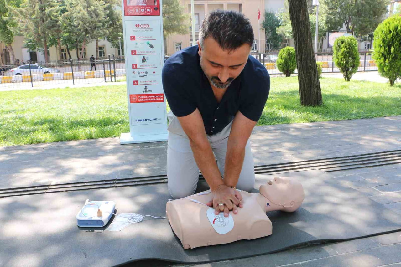 OED CİHAZININ TANITIMINI VE KULLANIMINI ANLATAN ACİL TIP UZMANI DR. RAMAZAN YİĞİT, CİHAZIN 4...
