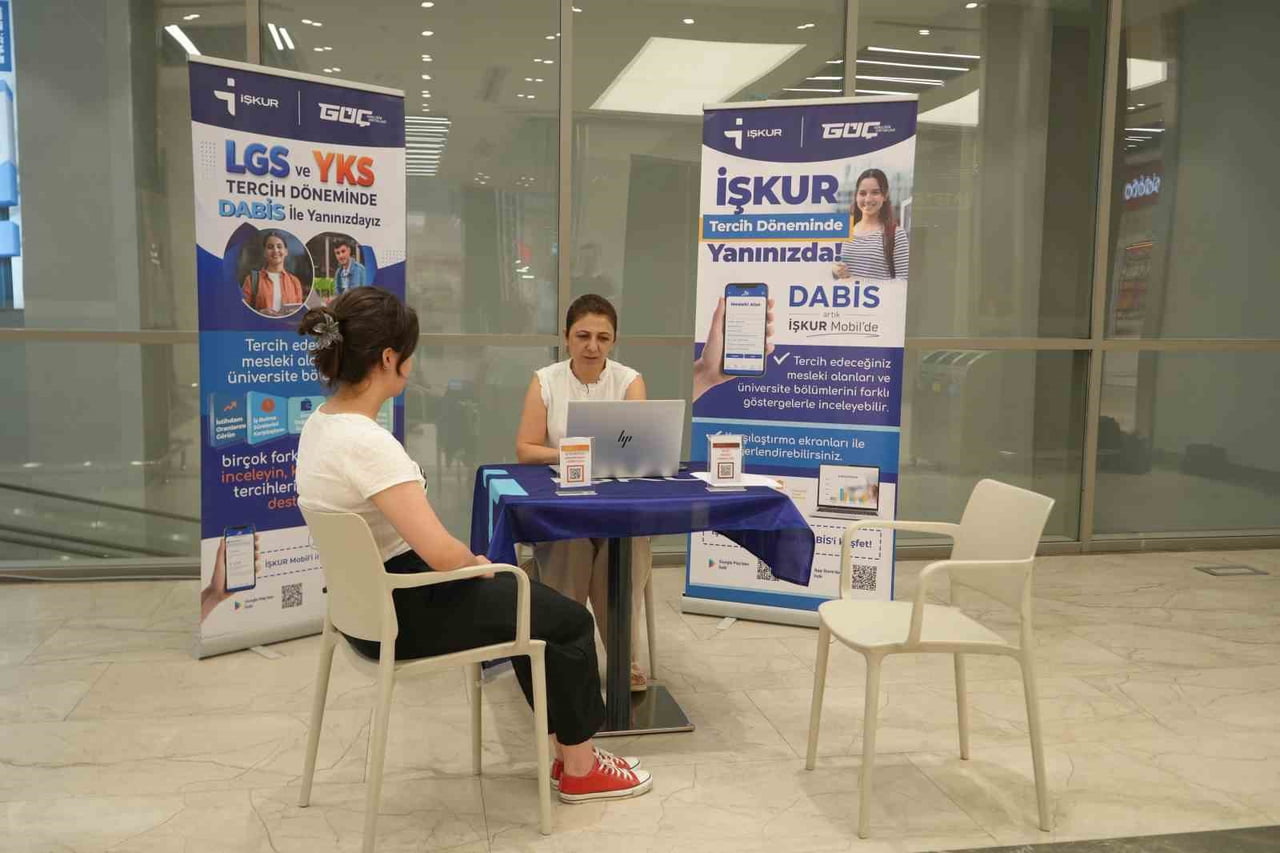 ÖĞRENCİLERE LGS VE YKS TERCİHLERİNDE DESTEK SAĞLANIYOR