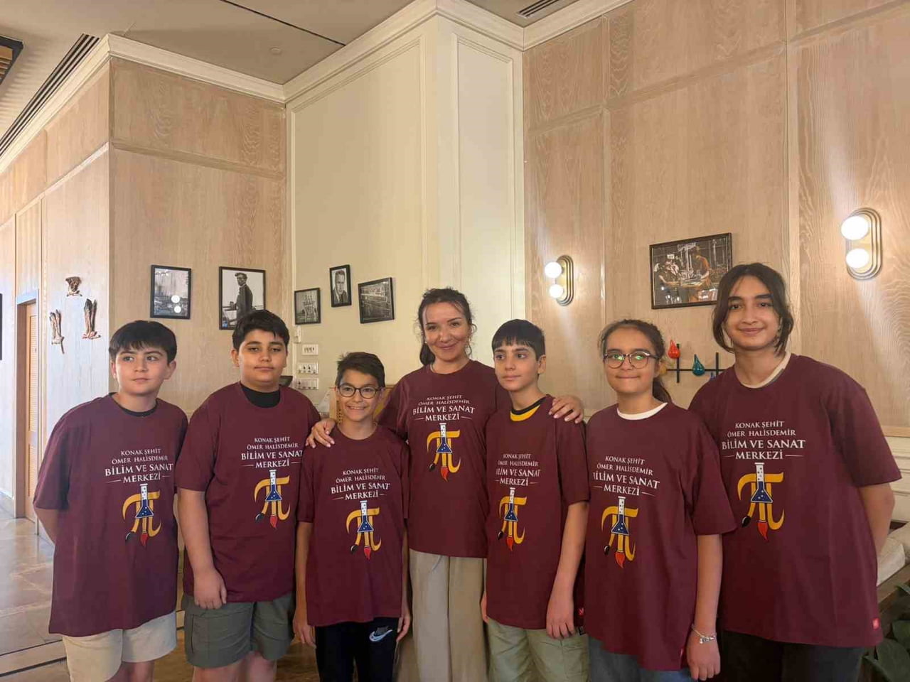 ÖĞRETMEN MERVE CEBECİ (SOLDAN 4'ÜNCÜ) VE OLİMPİYATA KATILAN ÖĞRENCİLER