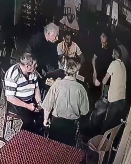 OKEY OYNARKEN SOLUK BORUSUNA PORTAKAL KAÇAN ŞAHIS, HEİMLİCH MANEVRASIYLA HAYATA DÖNDÜ