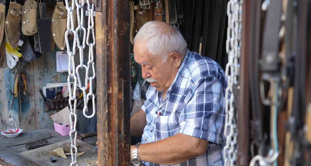 ÖKKEŞ ÖZSABANCIOĞLU, 2 METREKARELİK DÜKKANINDA TAMAMEN EL İŞÇİLİĞİYLE ÜRETTİĞİ ÜRÜNLERİNİ SİPARİŞ...