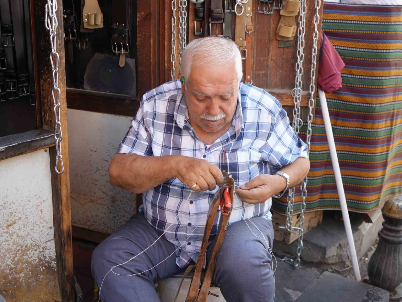 ÖKKEŞ ÖZSABANCIOĞLU, 2 METREKARELİK DÜKKANINDA TAMAMEN EL İŞÇİLİĞİYLE ÜRETTİĞİ ÜRÜNLERİNİ SİPARİŞ...